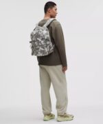 Lululemon New Crew Backpack 22L - Flora Camo Grey Multi/Grey Sage/silver - Imagen 2